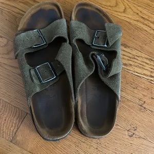 BIRKENSTOCK Arizona Soft Footbed
Suede Leather, olive green. Euro size 41.